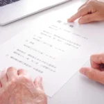 ご家族で相続や遺言について書類を見ながら相談する様子