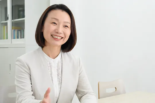 お客様のご相談に応じる中村恵美（司法書士・行政書士）