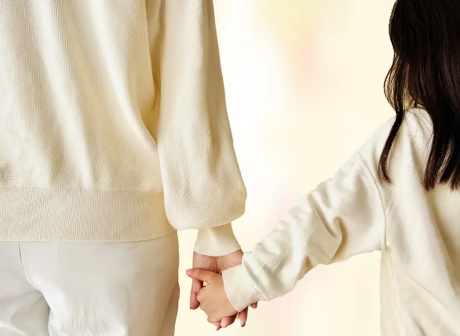 親子の未来を守る離婚手続きをイメージした、手をつなぐ母親と子供